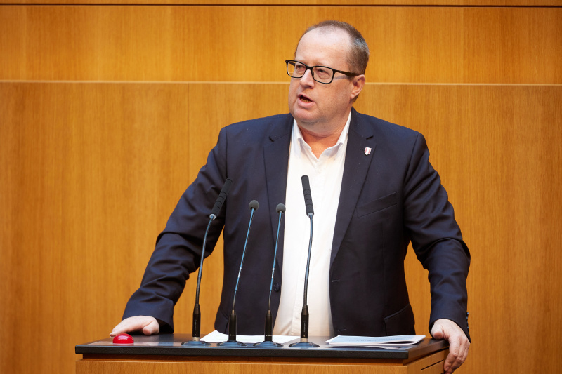 Am Rednerpult: Nationalratsabgeordneter Hubert Fuchs (FPÖ)