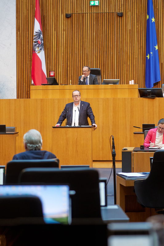 Am Rednerpult: Nationalratsabgeordneter Hubert Fuchs (FPÖ)
