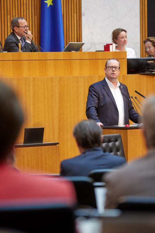 Am Rednerpult: Nationalratsabgeordneter Hubert Fuchs (FPÖ)