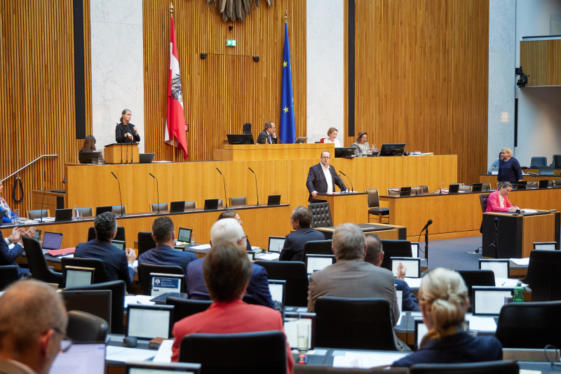 Am Rednerpult: Nationalratsabgeordneter Hubert Fuchs (FPÖ)