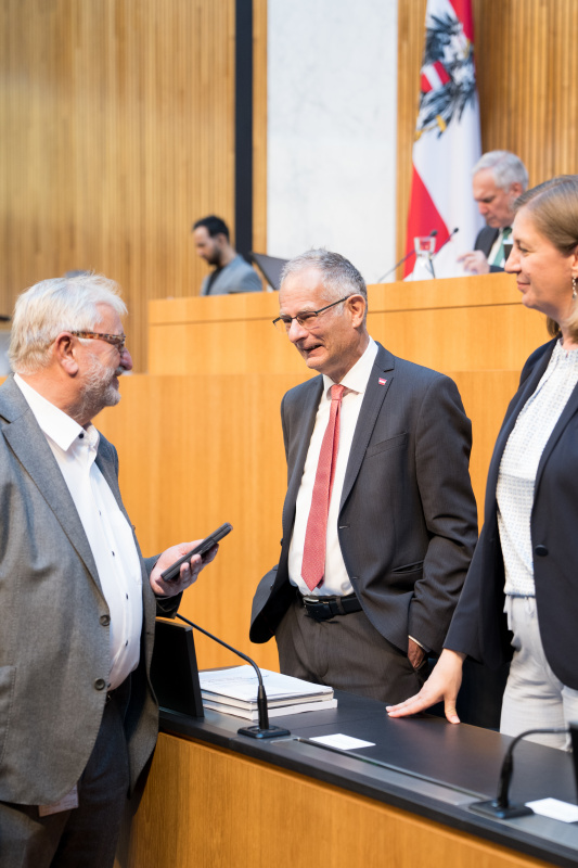 Eindrücke vor der Sitzung. Von links: Nationalratsabgeordneter Christoph Matznetter (SPÖ) im Gespräch mit Finanzminister Markus Marterbauer (SPÖ)