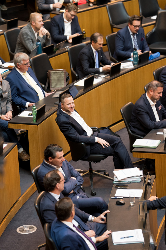 Blick ins Plenum. Nationalratsabgeordneter Michael Schnedlitz (FPÖ)