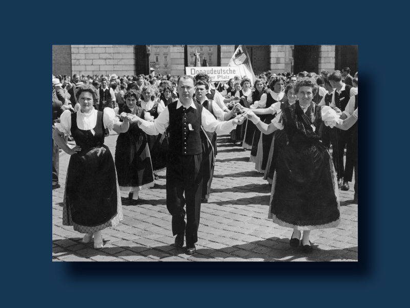 Integration durch Sichtbarkeit: Kundgebung der Donauschwaben am Heldenplatz in Wien, 9. Juni 1957