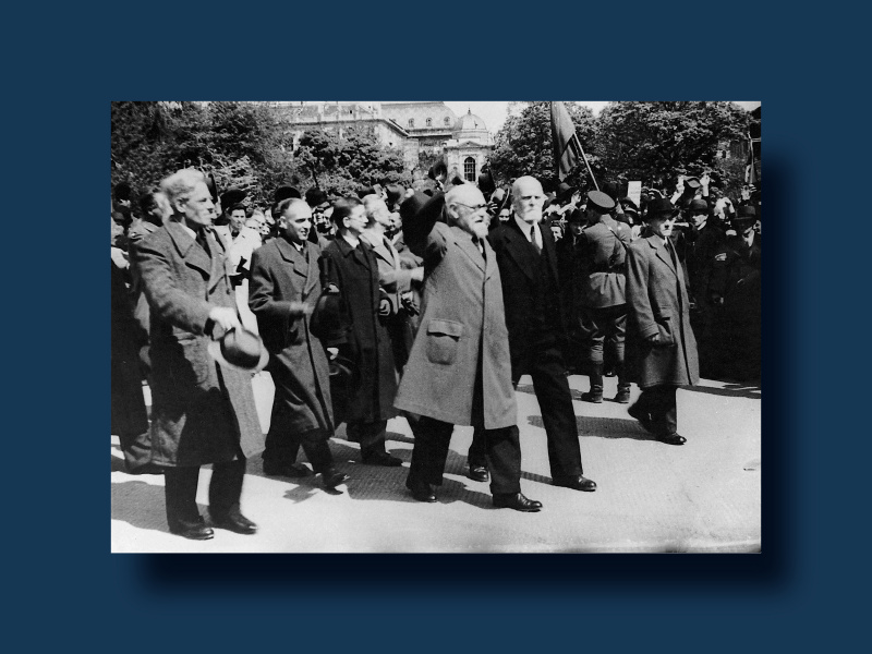 Die ersten drei Bundespräsidenten der Zweiten Republik stammen aus altösterreichischen Regionen: Karl Renner (1. Reihe Mitte), Theodor Körner (1. Reihe, Erster v. r.) und Adolf Schärf (2. Reihe Mitte) auf dem Weg ins Parlament, 29. April 1945