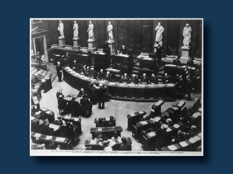 Erste Sitzung der Konstituierenden Nationalversammlung für Deutschösterreich am 4. März1919: am Präsidium und auf der Regierungsbank sechs Altösterreicher
