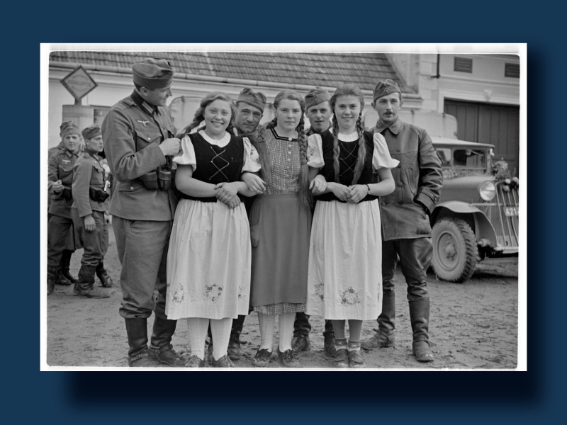 Deutsche Soldaten mit jungen mährischen Frauen