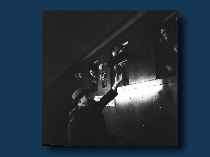Innenminister Oskar Helmer (geb. in Gattendorf/Gáta, Ungarn, ab 1921 Burgenland) begrüßt am Wiener Ostbahnhof „volksdeutsche“ Kriegsheimkehrer, 1954.