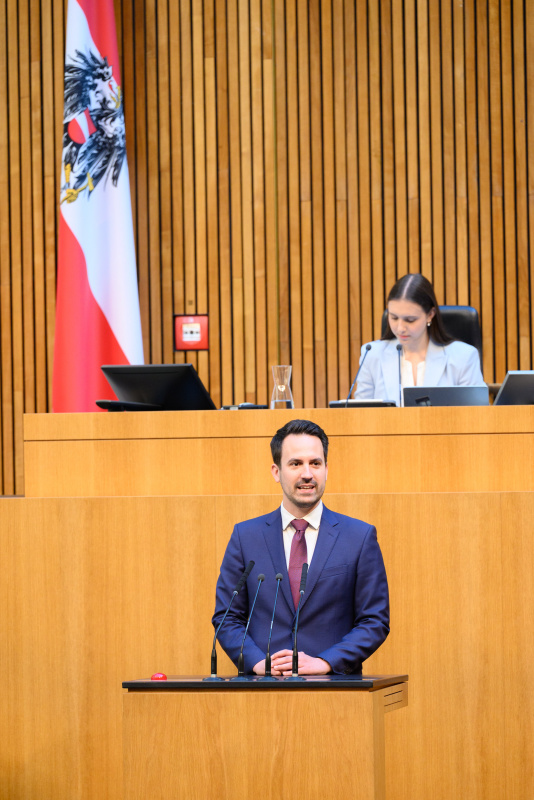 Grußworte. Am Rednerpult: Bildungsminister Christoph Wiederkehr (NEOS)