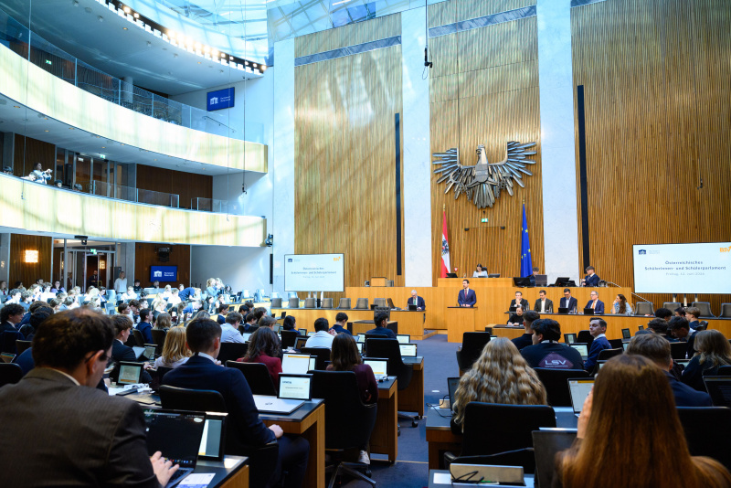 Grußworte. Am Rednerpult: Bildungsminister Christoph Wiederkehr (NEOS)