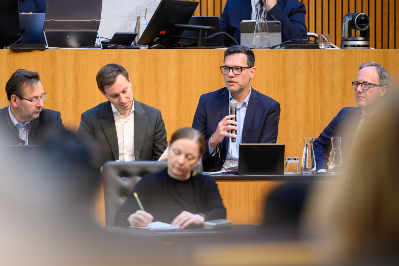 Regierungsbank. Am Wort: Bildungssprecher SPÖ Heinrich Himmer