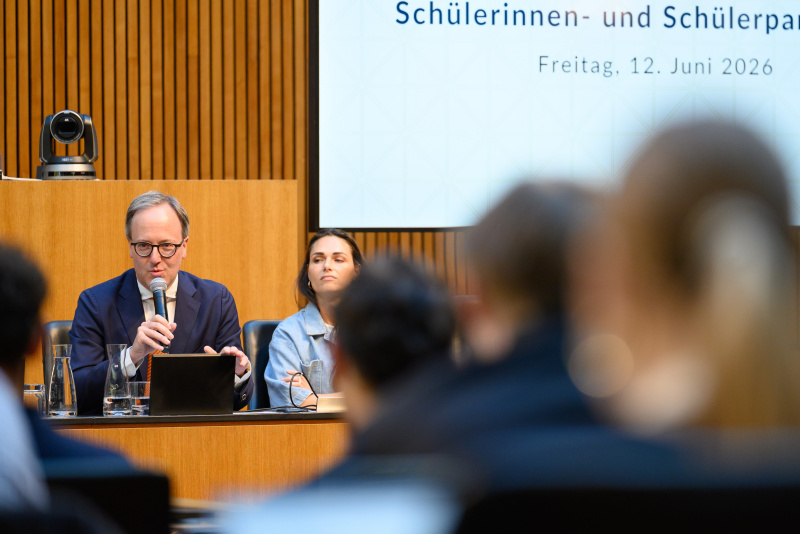 Regierungsbank. Am Wort: Nationalratsabgeordneter Dominik Oberhofer (NEOS)