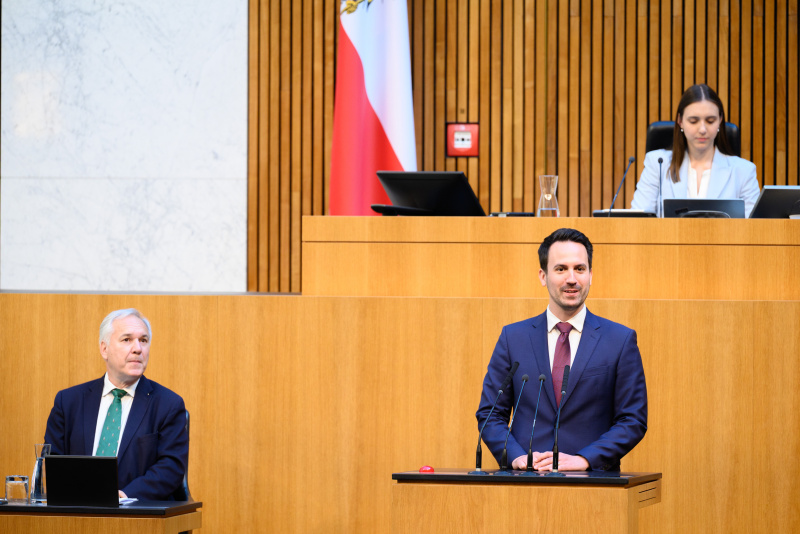 Grußworte. Am Rednerpult: Bildungsminister Christoph Wiederkehr (NEOS)