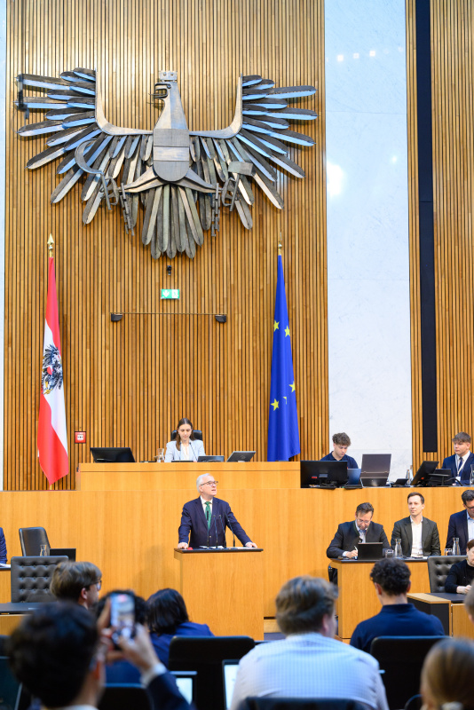Einleitende Worte. Am Rednerpult: Nationalratspräsident Walter Rosenkranz (FPÖ)
