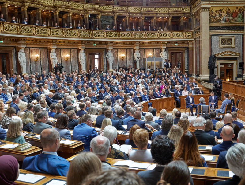 Podiumsgespräch. Blick Richtung Veranstaltungsteilnehmerinnen und -teilnehmer