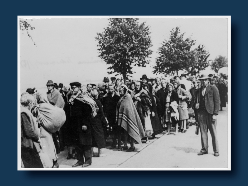 „Brünner Todesmarsch“: Rund 27.000 Personen - vor allem Frauen, Kinder und alte Männer - werden 1945 über die österreichische Grenze getrieben