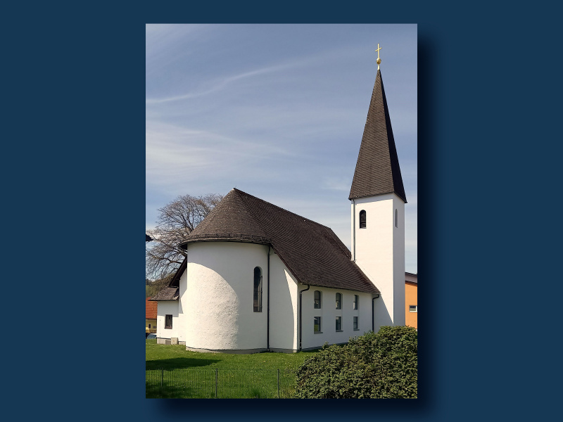 Die Kirche der von geflüchteten Siebenbürger Sachsen gegründeten Siedlung Sachsenheim (Gemeinde Elixhausen) ist nach dem Kronstädter Reformator Johannes Honterus benannt