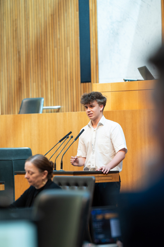 Schüler- und Schülerinnenvertreter am Rednerpult