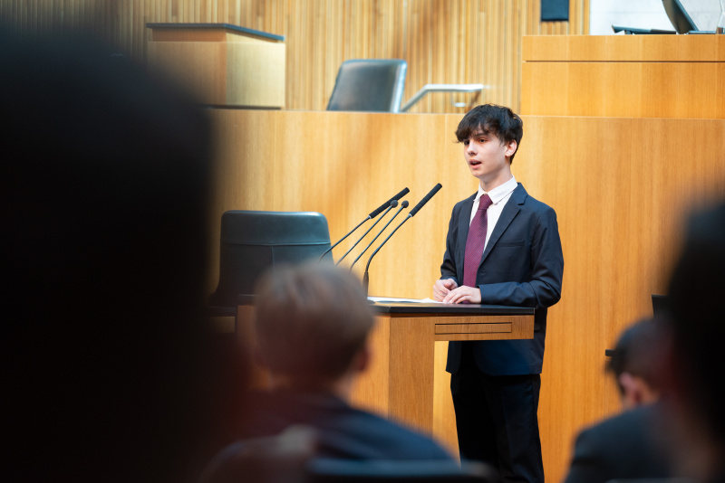 Schüler- und Schülerinnenvertreter am Rednerpult