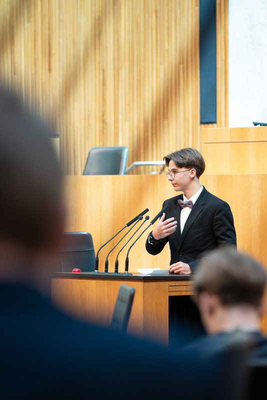 Schüler- und Schülerinnenvertreter am Rednerpult