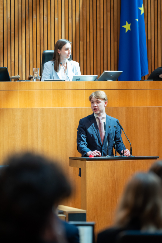 Schüler- und Schülerinnenvertreter am Rednerpult