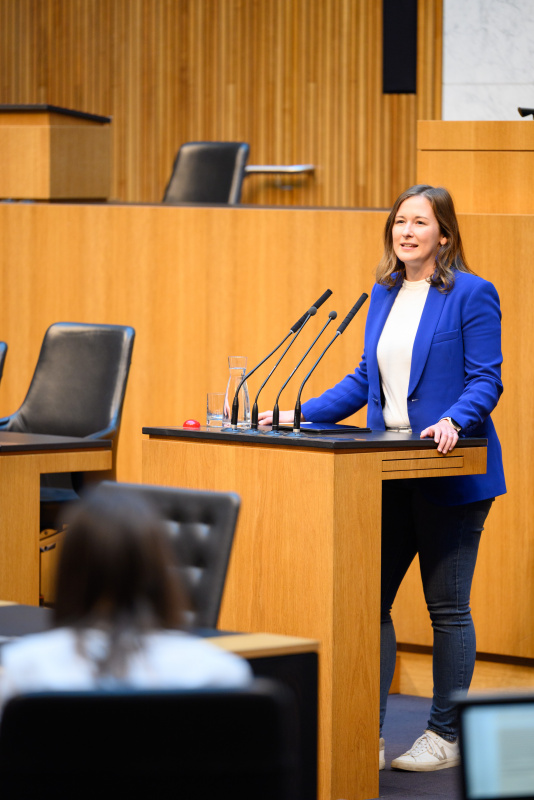 Grußworte. Am Wort: Europa-, Integrations- und Familienministerin Claudia Bauer (ÖVP)