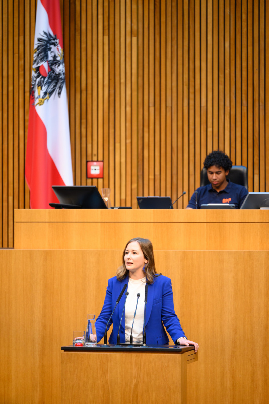 Grußworte. Am Wort: Europa-, Integrations- und Familienministerin Claudia Bauer (ÖVP)