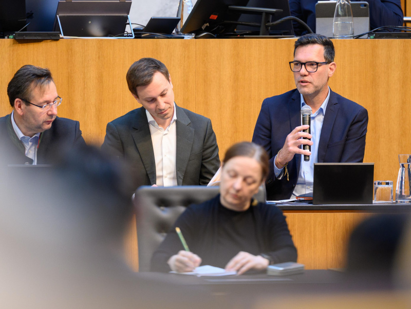 Regierungsbank. Am Wort: Bildungssprecher SPÖ Heinrich Himmer