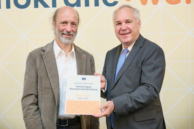 Nationalratspräsident Walter Rosenkranz (FPÖ) (rechts) mit Vertreter der Volksschule Vorau