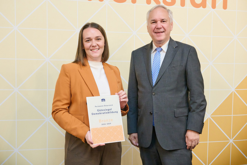 Nationalratspräsident Walter Rosenkranz (FPÖ) (rechts) mit Vertreterin der Mittelschule Herthergasse in Wien