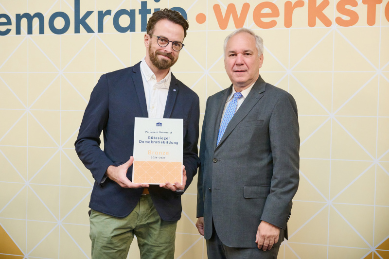 Nationalratspräsident Walter Rosenkranz (FPÖ) (rechts) mit Vertreter der Mittelschule Redtenbachergasse Wien