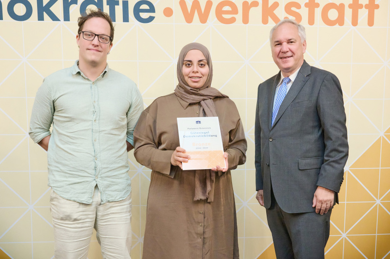Nationalratspräsident Walter Rosenkranz (FPÖ) (rechts) mit Vertreterin und Vertreter der Mittelschule Stromstraße in Wien