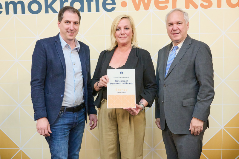 Nationalratspräsident Walter Rosenkranz (FPÖ) (rechts) mit Vertreterin und Vertreter des Bundesgymnasium und Bundesrealgymnasium Köflach
