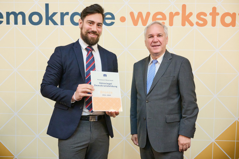 Nationalratspräsident Walter Rosenkranz (FPÖ) (rechts) mit Vertreter des Öffentlichen Gymnasiums der Stiftung Theresianische Akademie