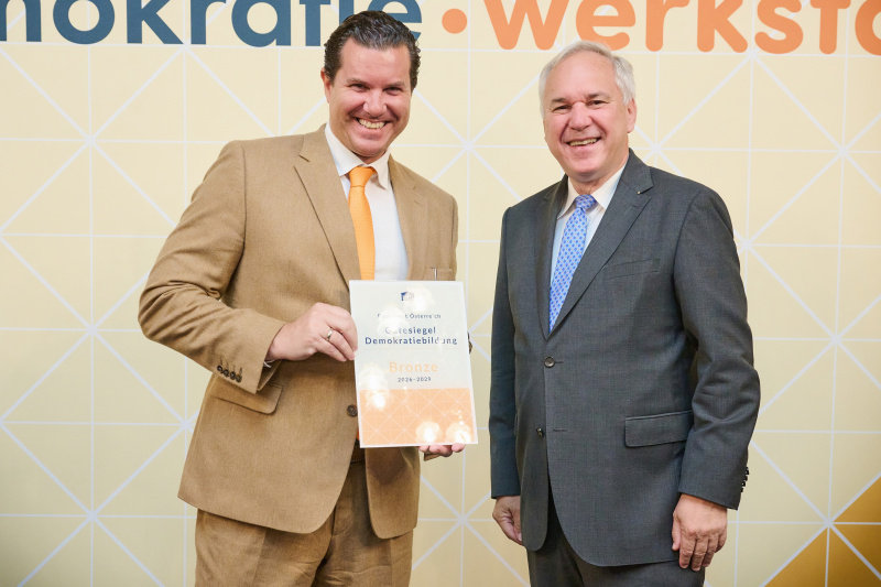 Nationalratspräsident Walter Rosenkranz (FPÖ) (rechts) mit Vertreter des Piaristengymnasiums Wien