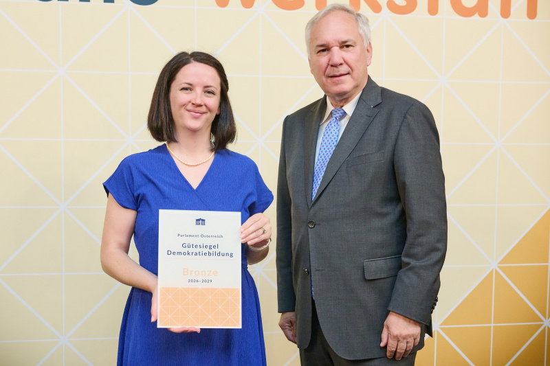 Nationalratspräsident Walter Rosenkranz (FPÖ) (rechts) mit Vertreterin der VBS Mödling