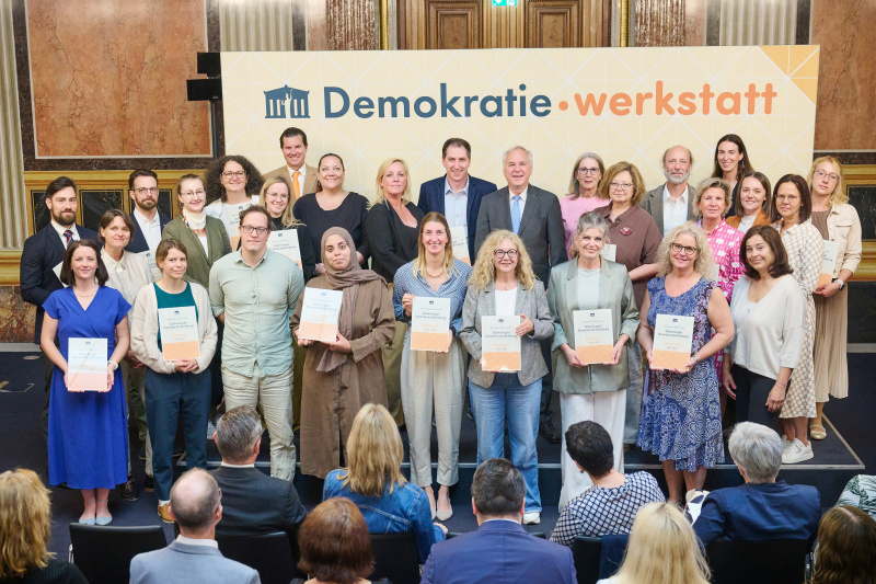 Nationalratspräsident Walter Rosenkranz (FPÖ) (2. Reihe, Mitte) mit Vertreterinnen und Vertretern der Schulen, die in der Kategorie Bronze ausgezeichnet wurden