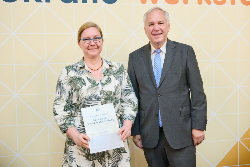 Nationalratspräsident Walter Rosenkranz (FPÖ) (rechts) mit Vertreterin der Mittelschule Lortzinggasse