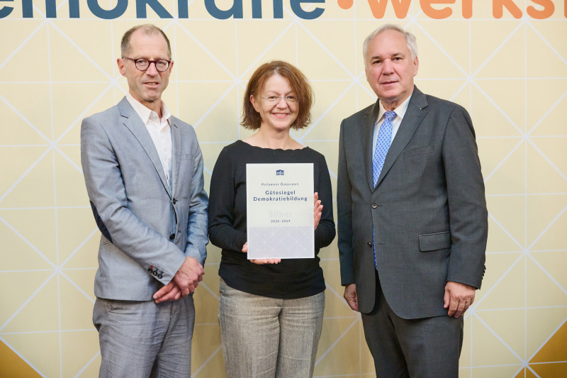 Nationalratspräsident Walter Rosenkranz (FPÖ) (rechts) mit Vertreterin und Vertreter des Bundesrealgymnasiums Marchettigasse in Wien