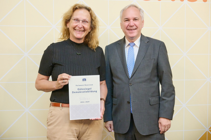 Nationalratspräsident Walter Rosenkranz (FPÖ) (rechts) mit Vertreterin des Bundesgymnasiums Franklinstraße in Wien