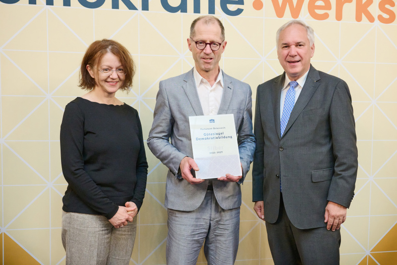 Nationalratspräsident Walter Rosenkranz (FPÖ) (rechts) mit Vertreterin und Vertreter des Bundesrealgymnasiums Marchettigasse in Wien