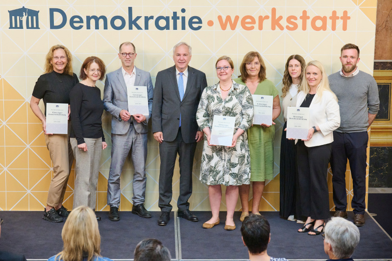 Nationalratspräsident Walter Rosenkranz (FPÖ) (4. von links) mit Vertreterinnen und Vertretern der Schulen, die in der Kategorie Silber ausgezeichnet wurden