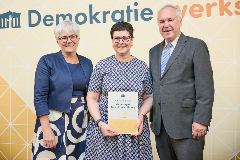 Nationalratspräsident Walter Rosenkranz (FPÖ) (rechts) mit Vertreterinnen der Bundeshandelsakademie und Bundehandelsschule Krems an der Donau, die in der Kategorie Gold ausgezeichnet wurden