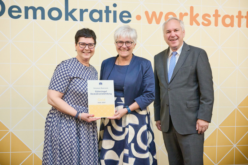 Nationalratspräsident Walter Rosenkranz (FPÖ) (rechts) mit Vertreterinnen der Bundeshandelsakademie und Bundehandelsschule Krems an der Donau, die in der Kategorie Gold ausgezeichnet wurden