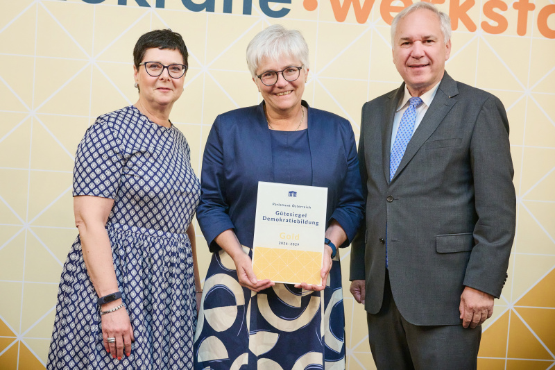 Nationalratspräsident Walter Rosenkranz (FPÖ) (rechts) mit Vertreterinnen der Bundeshandelsakademie und Bundehandelsschule Krems an der Donau, die in der Kategorie Gold ausgezeichnet wurden