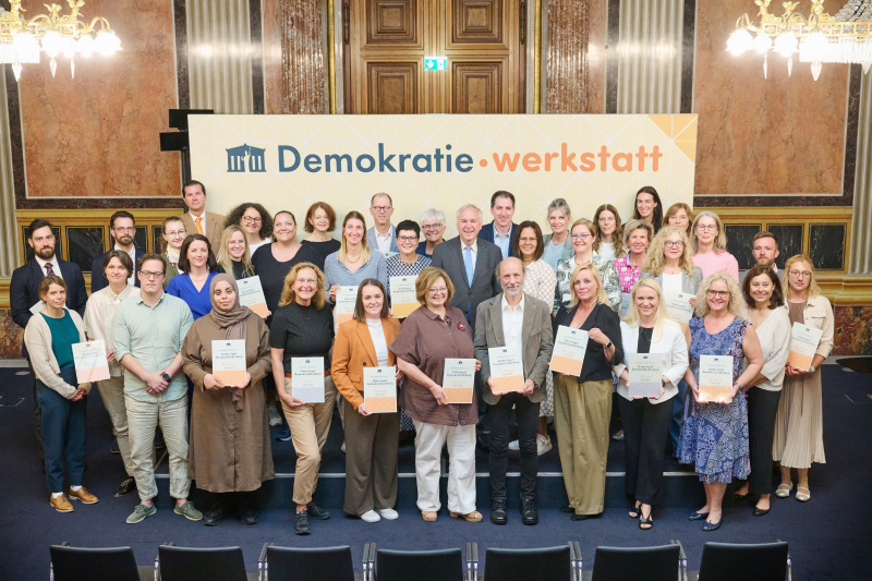 Nationalratspräsident Walter Rosenkranz (FPÖ) (2. Reihe, Mitte) mit Vertreterinnen und Vertretern der Schulen, die ausgezeichnet wurden