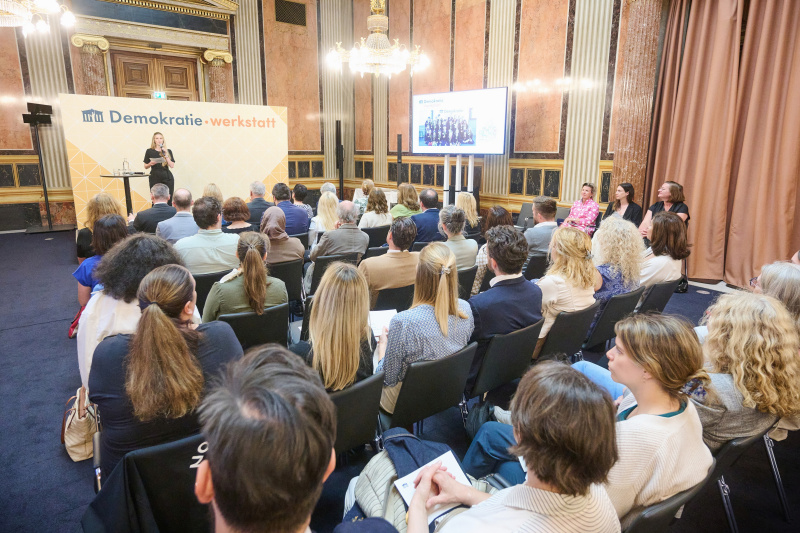 Moderation und Begrüßung. Daniela Ebner (Demokratiebildung, Parlamentsdirektion)