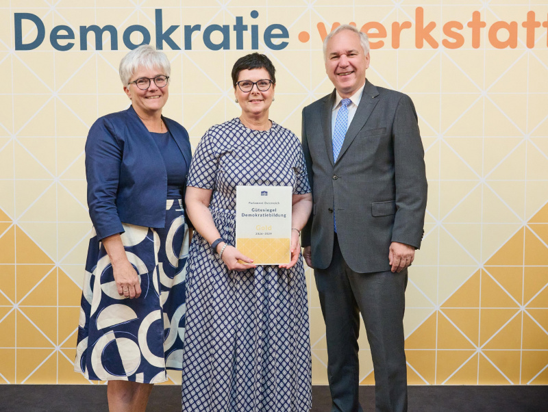 Nationalratspräsident Walter Rosenkranz (FPÖ) (rechts) mit Vertreterinnen der Bundeshandelsakademie und Bundehandelsschule Krems an der Donau die in der Kategorie Gold ausgezeichnet wurden
