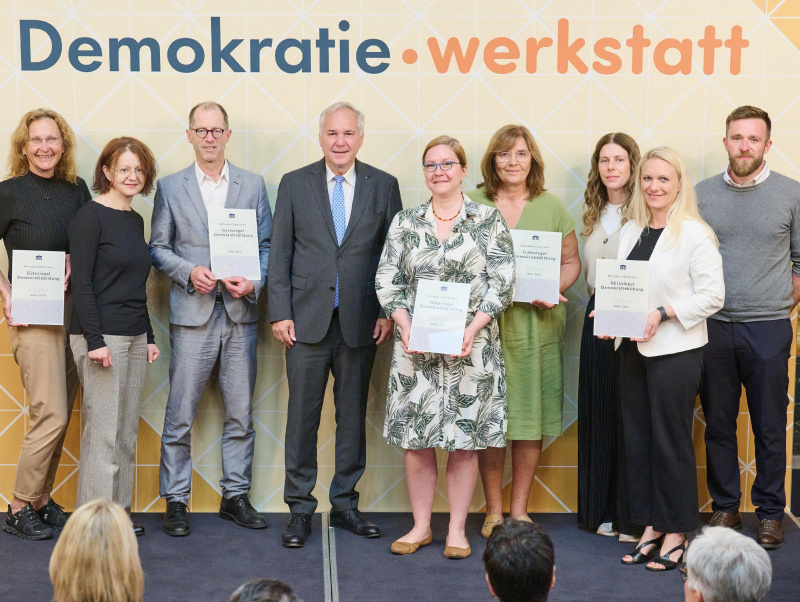 Nationalratspräsident Walter Rosenkranz (FPÖ) (4. von links) mit Vertreterinnen und Vertretern der Schulen die in der Kategorie Silber ausgezeichnet wurden