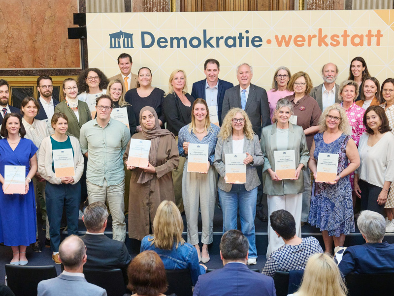 Nationalratspräsident Walter Rosenkranz (FPÖ) (2. Reihe, Mitte) mit Vertreterinnen und Vertretern der Schulen die in der Kategorie Bronze ausgezeichnet wurden