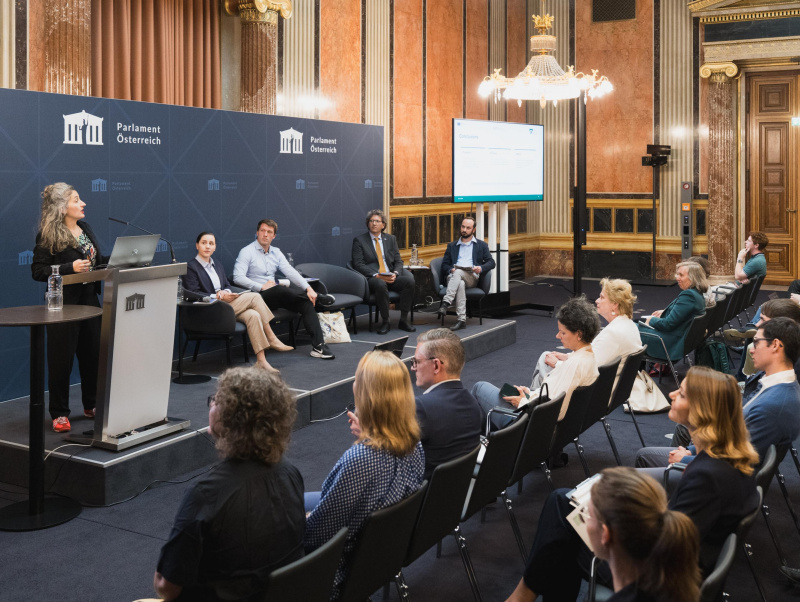 Von links (am Podium): Zoe Lefkofridi, Julia Heiss (Panel chair), Christian Ignorek, Roland Trabe und Jakob-Moritz Eberl (Discussant)